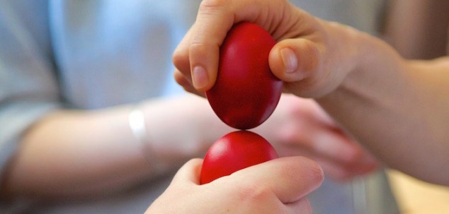cracking-red-eggs-702x336